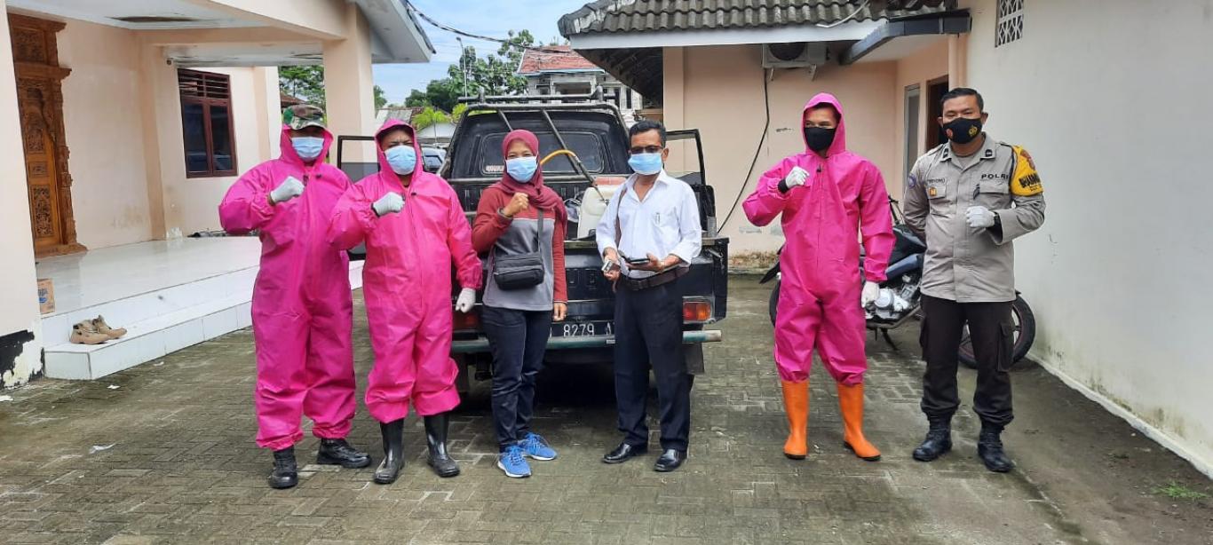 SATGAS COVID-19 KALURAHAN SELOHARJO MELAKUKAN PENYEMPROTAN DIRUMAH WARGA YANG TERKENA COVID