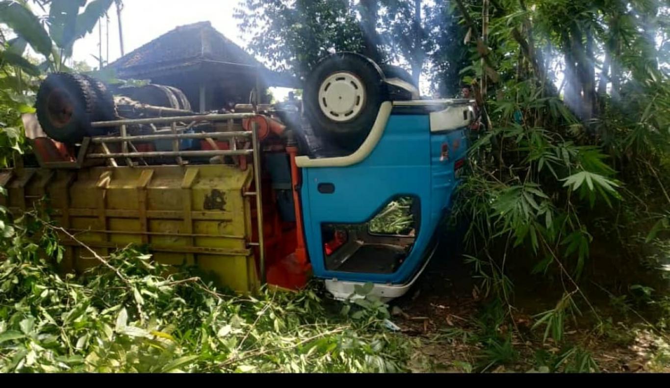 Laka Tunggal Truk Terguling