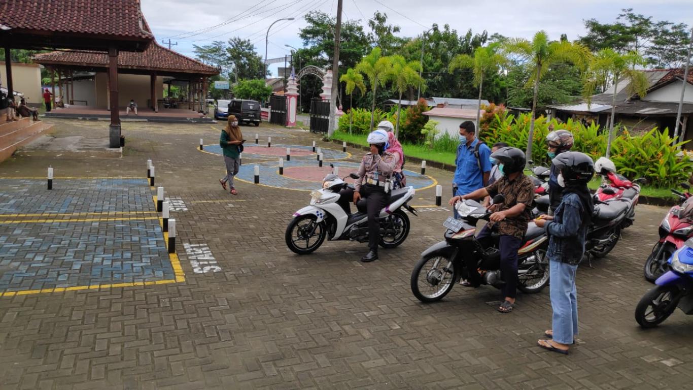 PELAYANAN SIM KELILING DI KALURAHAN SELOHARJO