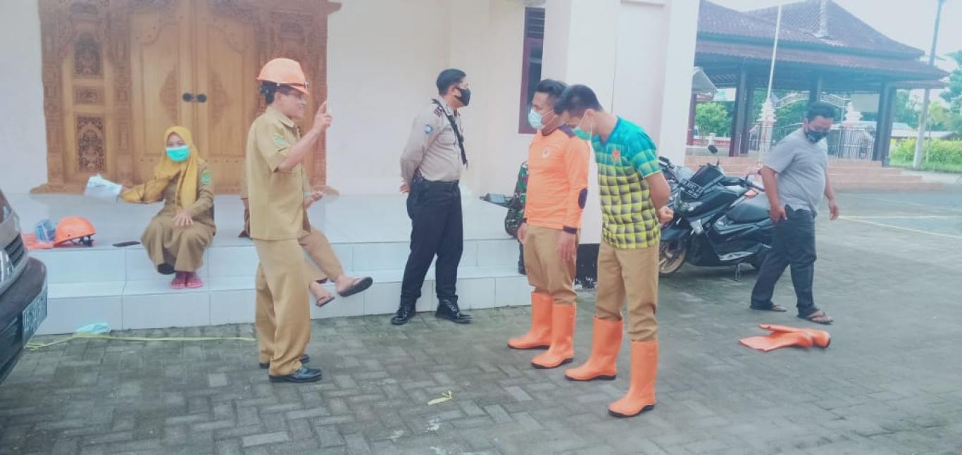 SATGAS COVID-19 KALURAHAN SELOHARJO MELAKSNAKAN PENYEMROTAN DI RUMAH WARGA YANG TERPAPAR COVID-19