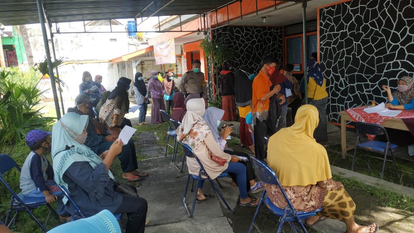 PENYALURAN BANTUAN SOSIAL TUNAI BST KEMENSOS