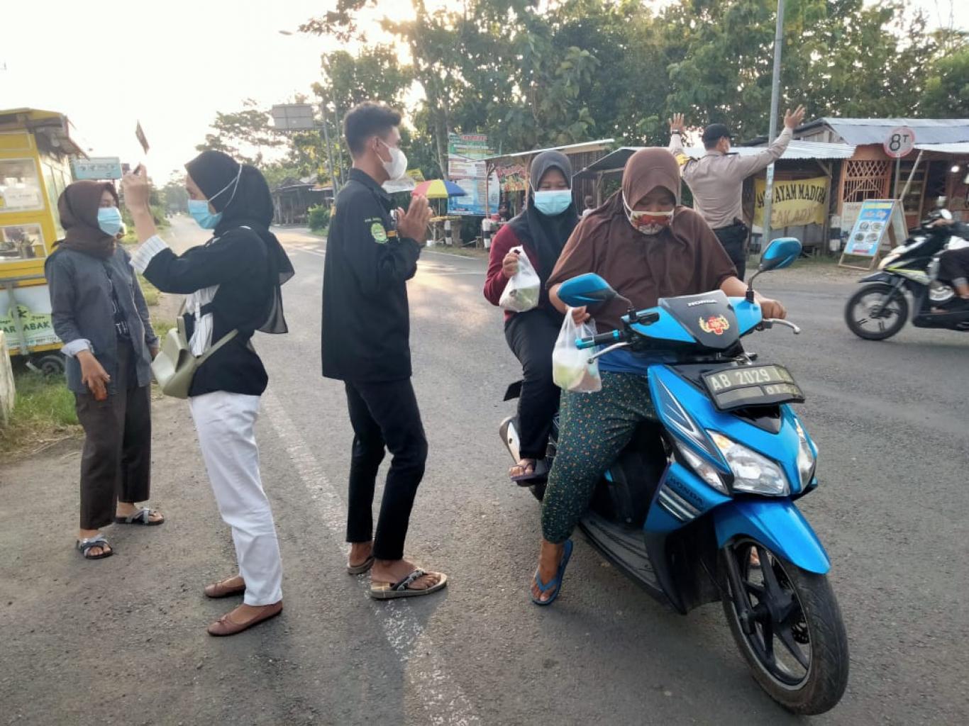 KARANG TARUNA BIMANUSA BERBAGI TAKJIL GRATIS