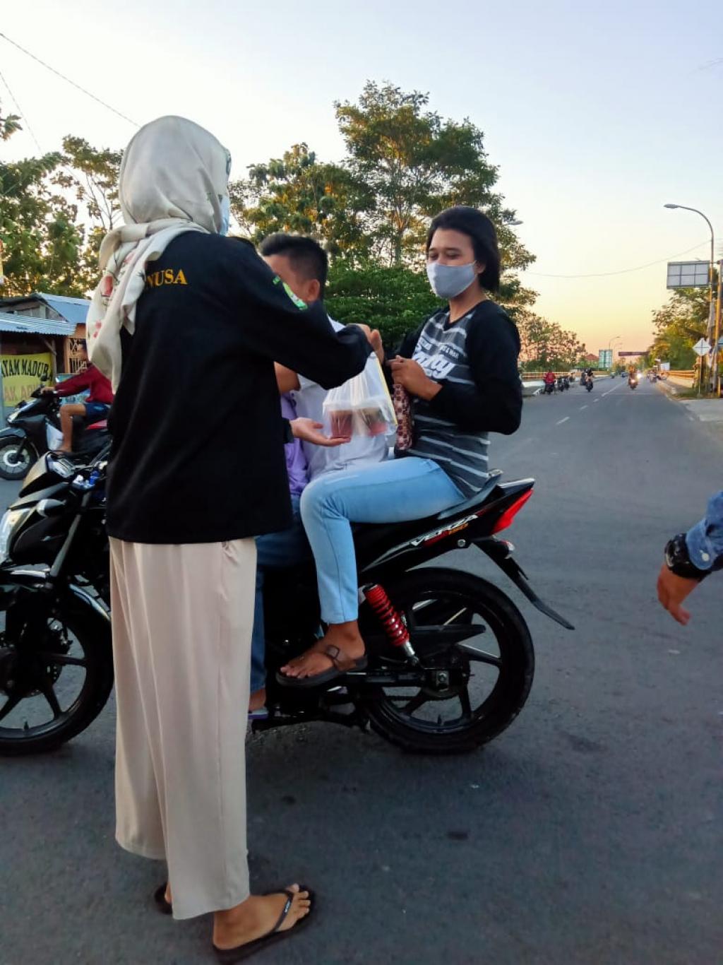 BAGI TAKJIL OLEH KARANG TARUNA  BIMANUSA  SELOHARJO