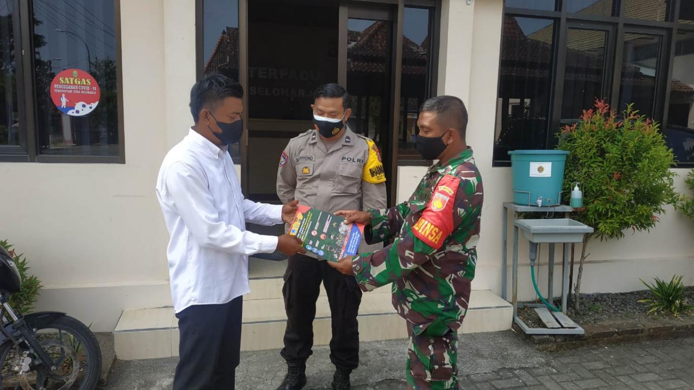 PENYERAHAN PAMFLET HIMBAUAN PROKES BAGI MASYARAKAT