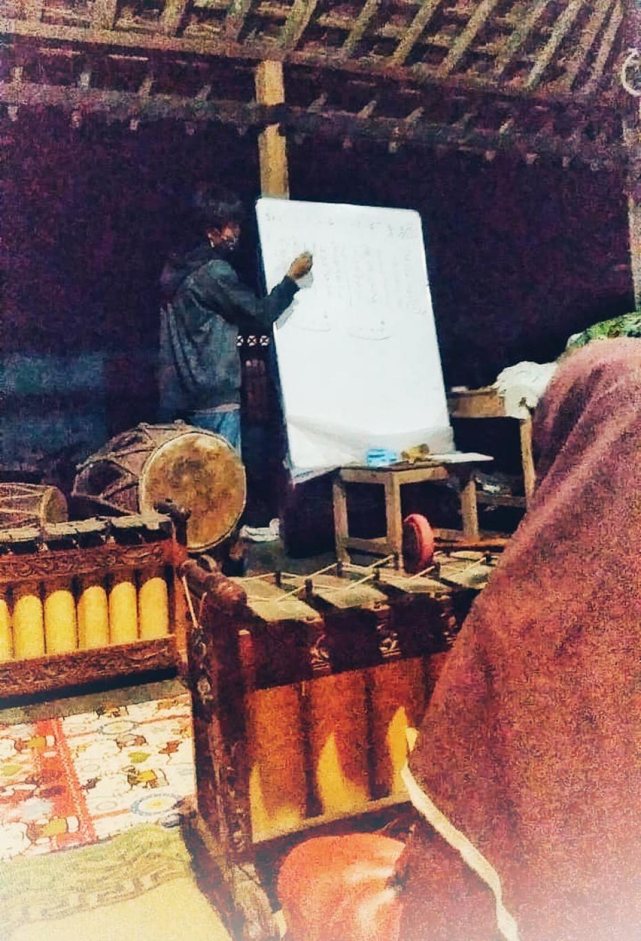 MEMPERKENALKAN TEKNIK DASAR GAMELAN