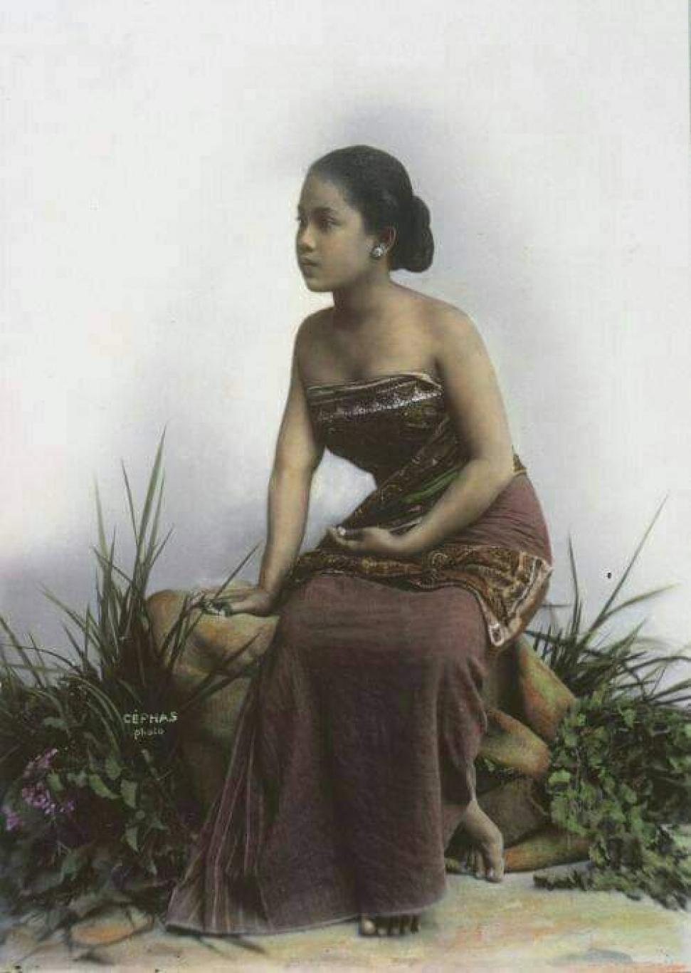 KEMBEN BUSANA TRADISIONAL TANAH JAWA