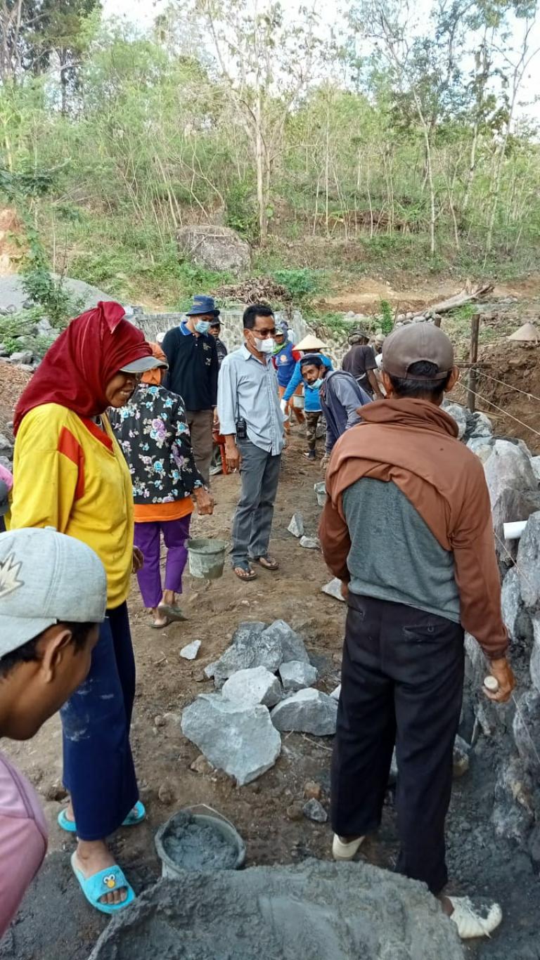 MONITORING PEMBANGUNAN TALUD PADUKUHAN KALINAMPU
