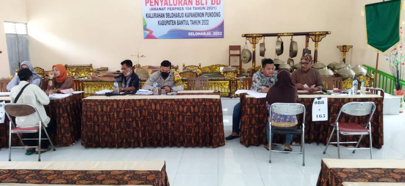 PEMBAGIAN BLT DD KALURAHAN SELOHARJO