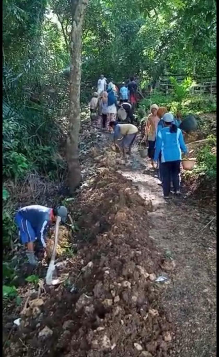 SEMANGAT GOTONG ROYONG, WARGA DUSUN GEGER KERJA BAKTI MEMBUAT JALAN KE ARAH MAKAM PEJUANG PANGERAN J