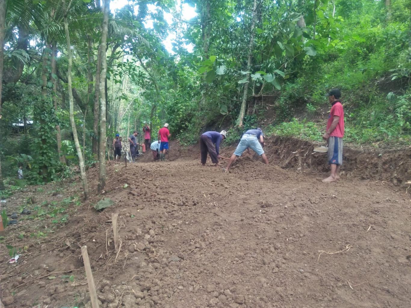 (SELOHARJO)WARGA GOTONG ROYONG MEMBUAT JALAN TEMBUS TEMPEL DERMOJURANG
