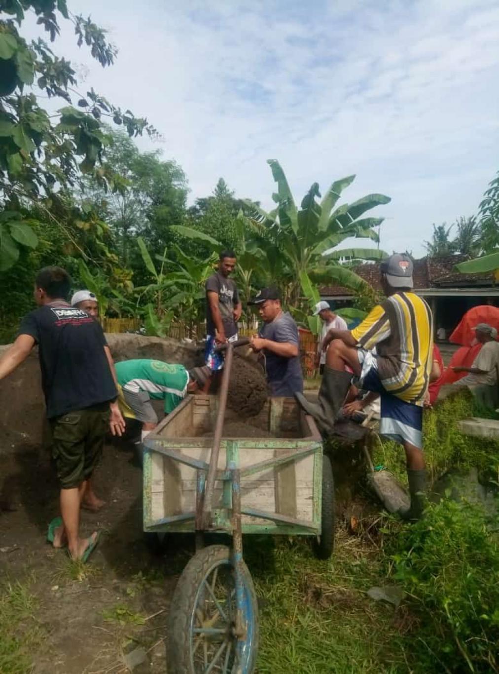 ANTUSIAS WARGA BIRO PERBAIKAN JALAN BERLOBANG