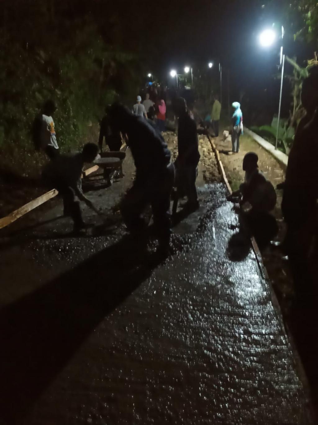 GOTONG ROYONG MASYARAKAT DUSUN GEGER MENUJU JALAN YANG NYAMAN  DAN TIDAK BERLUBANG