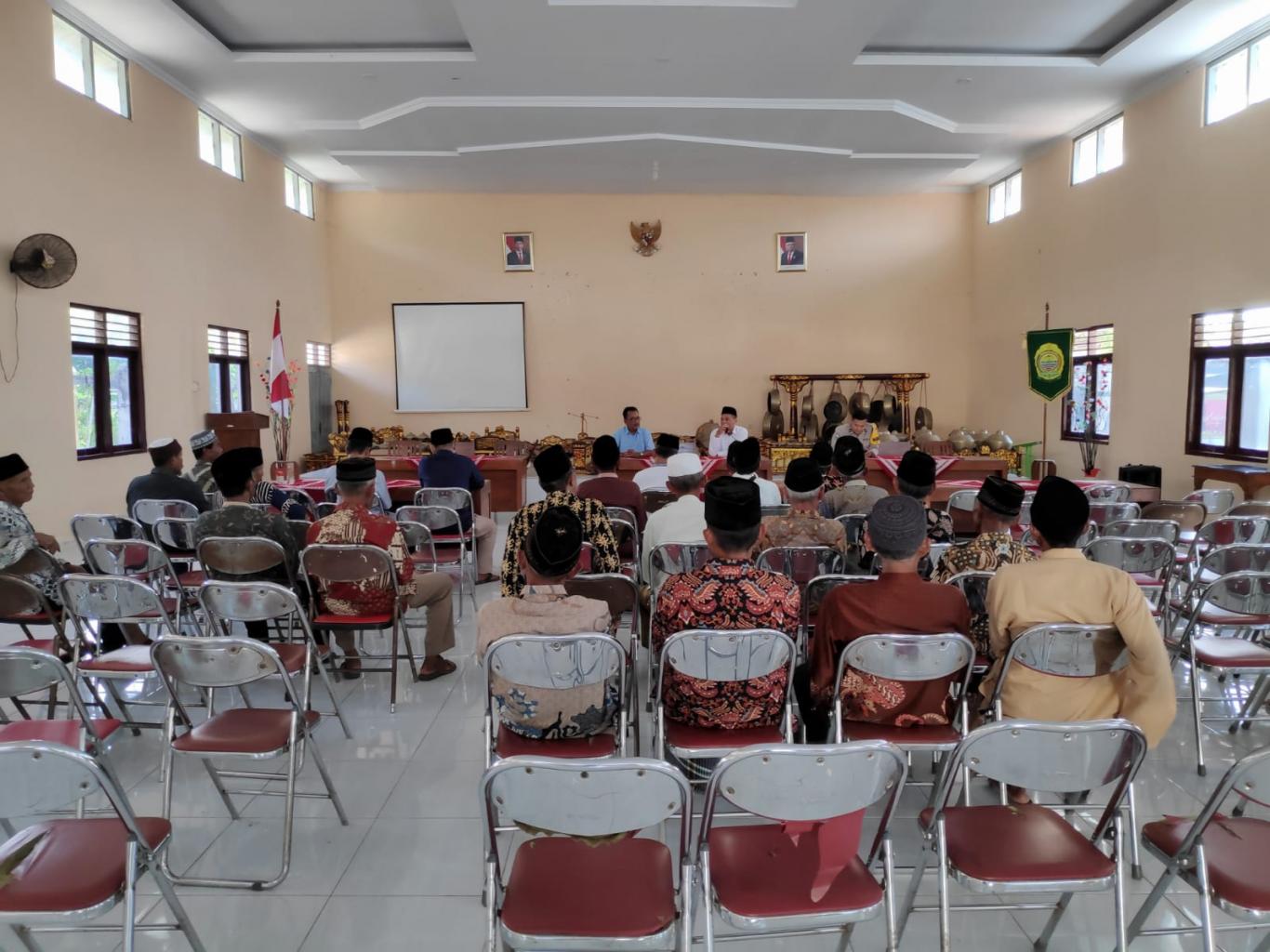 PEMBAGIAN TALI ASIH KEPADA KAUM RAIS OLEH PEMERINTAH KALURAHAN SELOHARJO