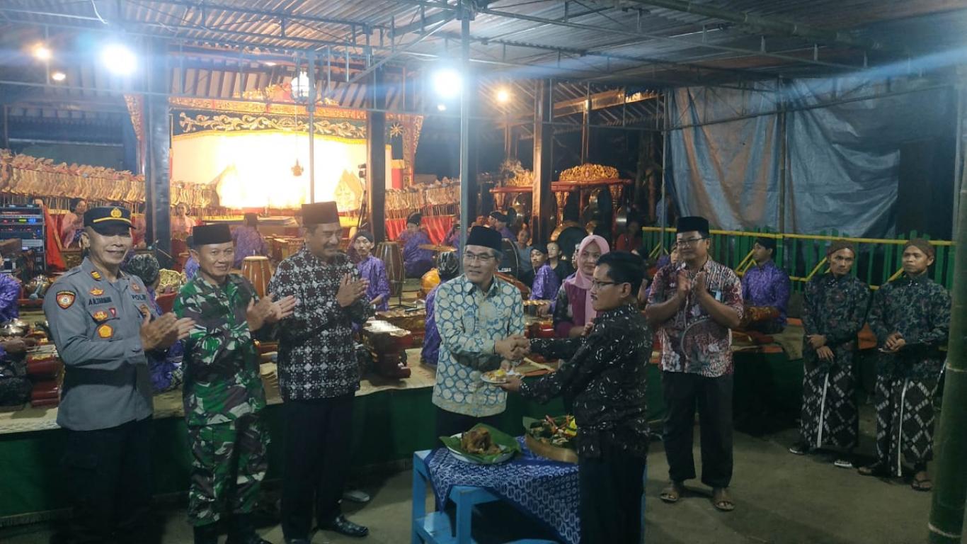 PERESMIAN BALAI PERTEMUAN WARGA RT 03 DAN  RT 04 PADUKUHAN BOBOK TEMPEL DENGAN MENGADAKAN PERTUNJUKA