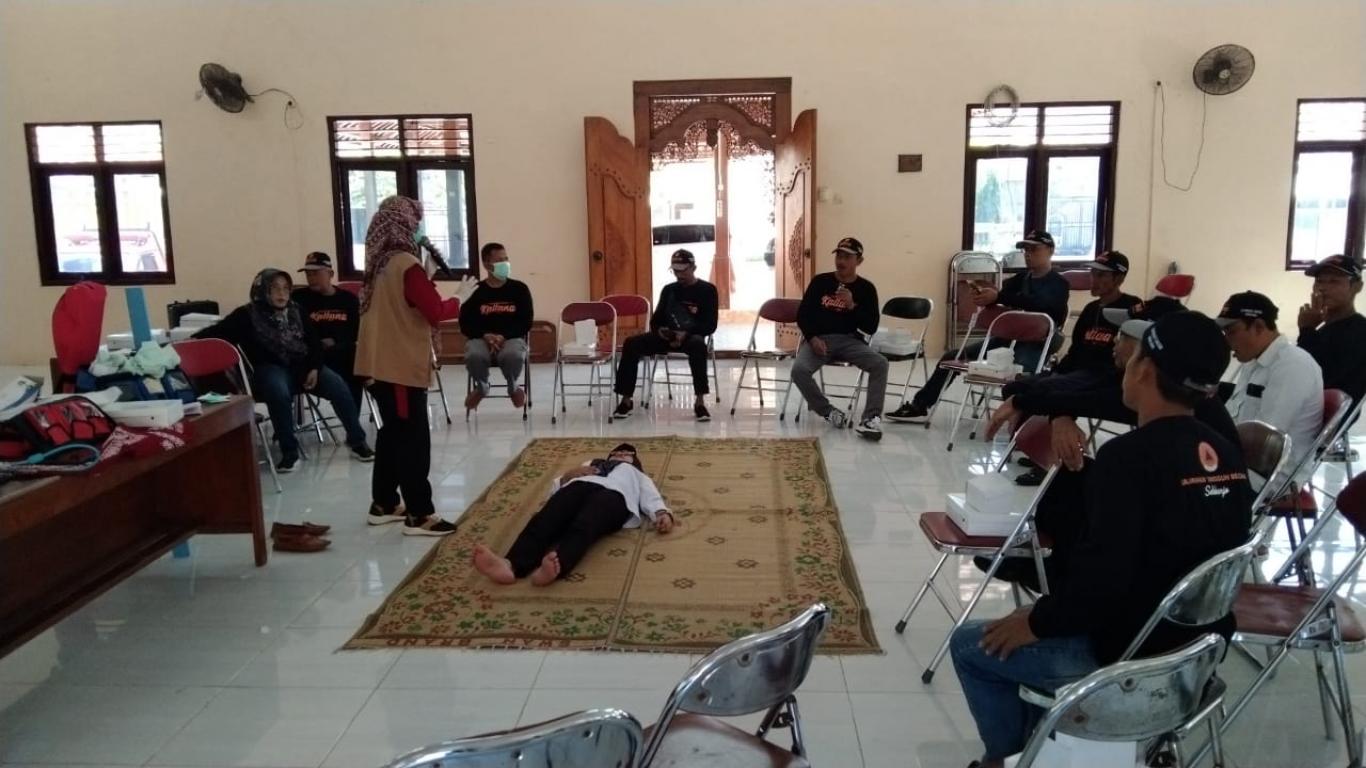 KEGIATAN PENGEMBANGAN FPRB KALURAHAN SELOHARJO PERTEMUAN KE 2(PRAKTEK PERTOLONGAN PERTAMA MENGURANGI