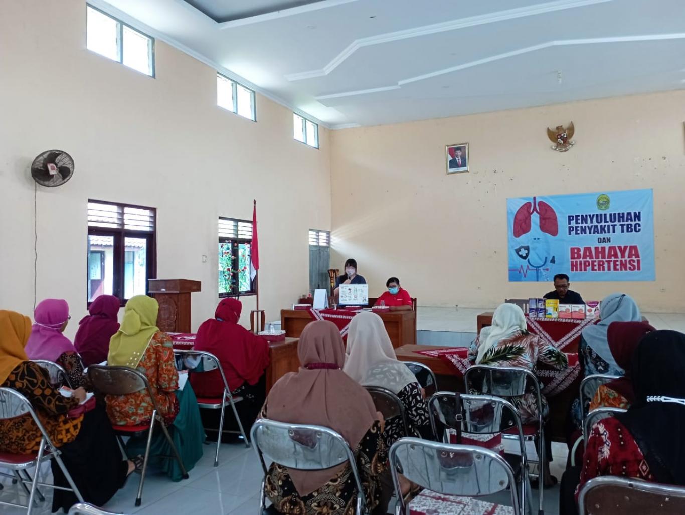 PENYULUHAN PENYAKIT TBC DAN HIPERTENSI DI KALURAHAN SELOHAJO