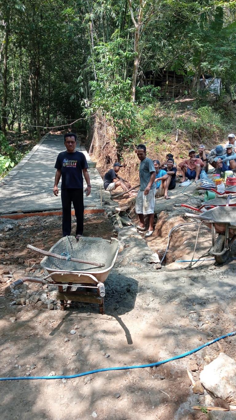 MASYARAKAT DERMOJURANG IKUTI KERJA BAKTI COR BLOK DI RT 04 DENGAN ANTUSIAS
