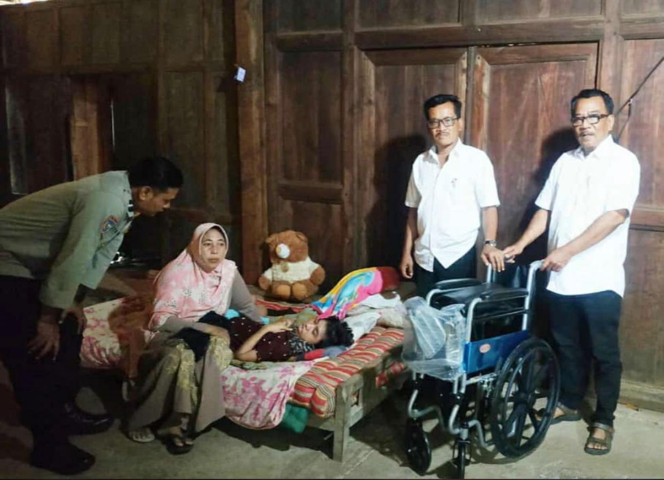 PENYALURAN BANTUAN KURSI RODA UNTUK PENYANDANG DISABILITAS OLEH PEMERINTAH SELOHARJO DI DUSUN DERMOJ