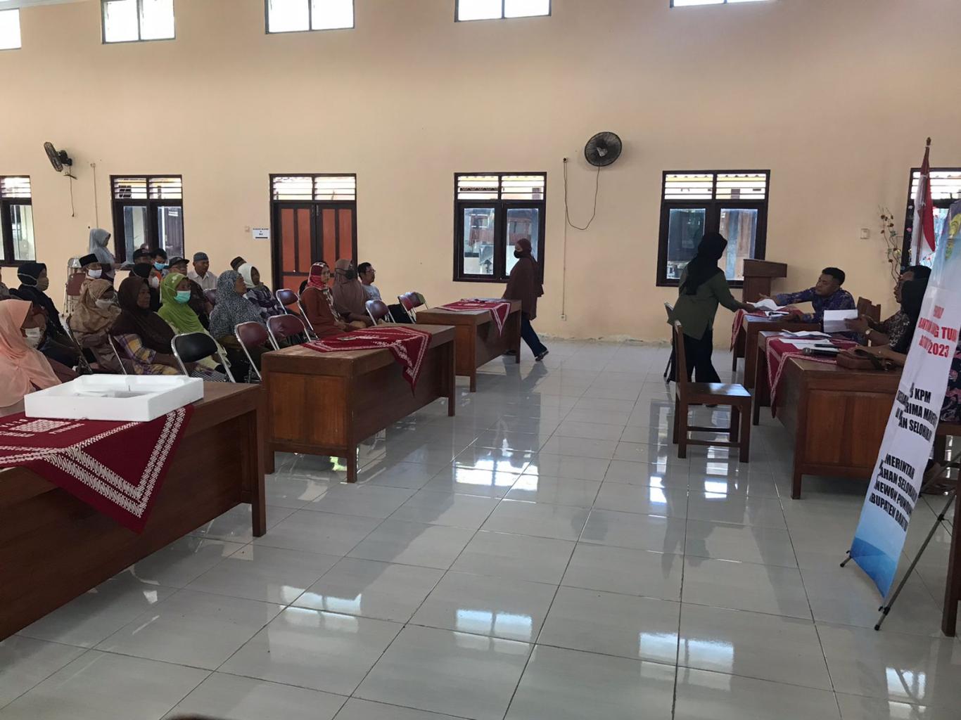PENYALURAN BLT OLEH PEMERINTAH SELOHARJO