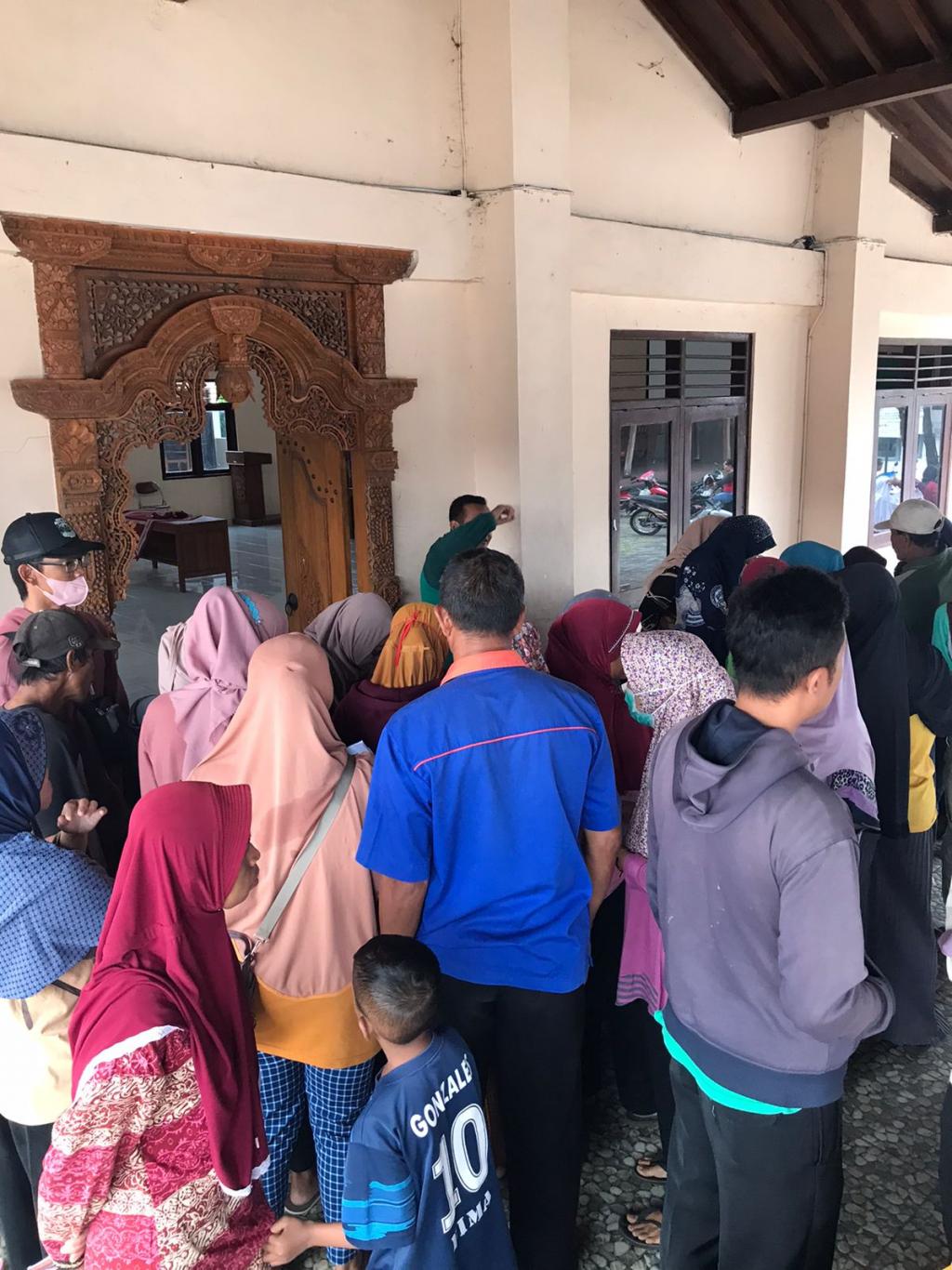 PEMBAGIAN BANSOS KEPADA 2.284 WARGA OLEH PEMERINTAH SELOHARJO