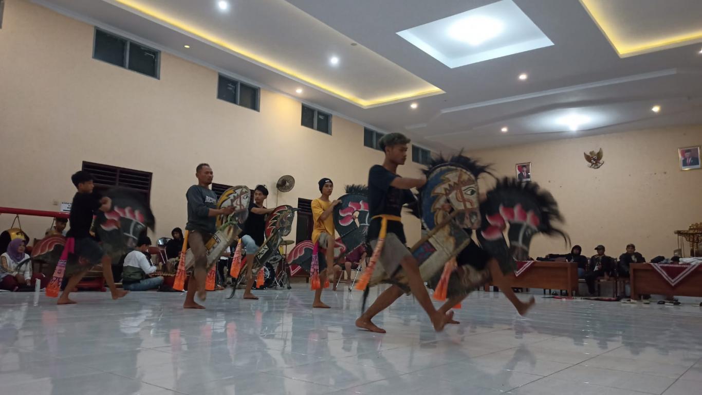 GLADI BERSIH PENTAS SELASA WAGEN JATHILAN "MUDHA MANUNGGAL'" DARI PADUKUHAN GEGER DI AULA KALURAHAN 