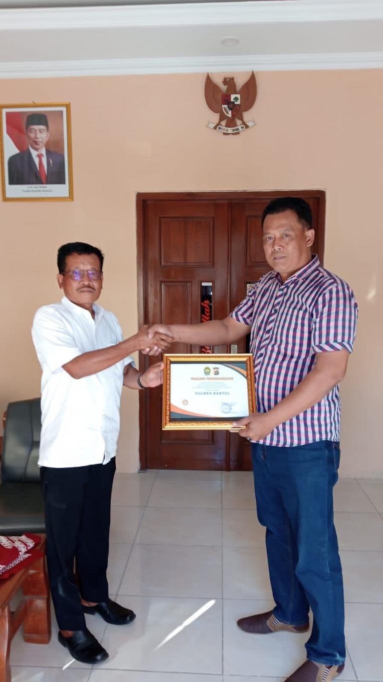 PENYERAHAN PIAGAM PELAYANAN "SEGO KLATAK" OLEH POLRES BANTUL KEPADA PEMERINTAHAN SELOHARJO