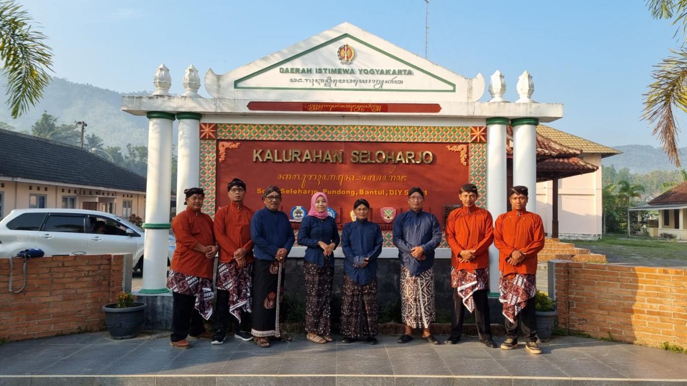SELOHARJO MENGIKUTI KIRAB HARI JADI BANTUL DAN MENYUGUHKAN JODHANG SERTA BATIK KHAS SUROCOLO