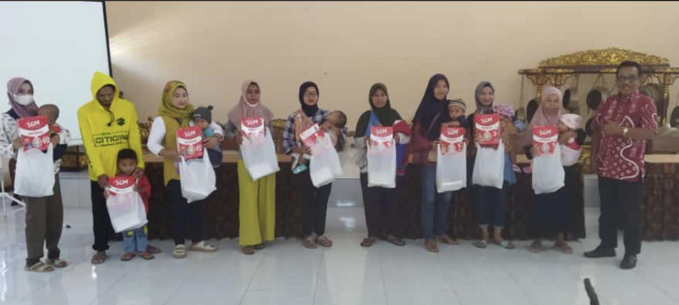 Pembagian PMT Bumil Resti dan Balita Gizi Kurang di Seloharjo
