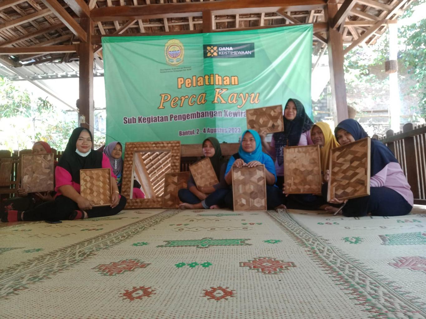 Pelatihan Perca Kayu di Padukuhan Dermojurang, Seloharjo