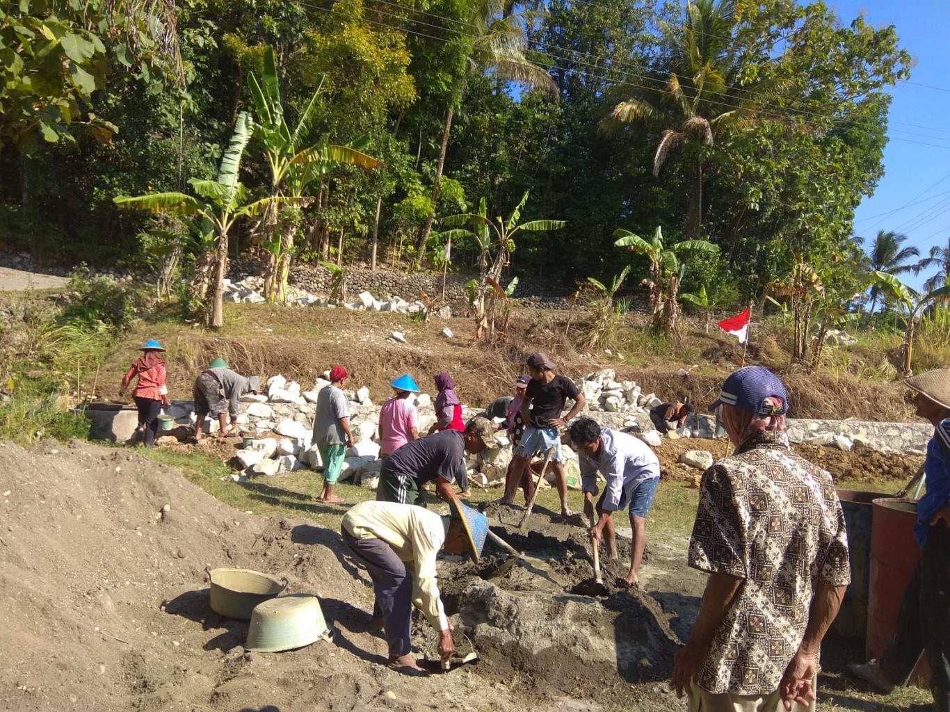 Warga Padukuhan Biro RT. 03 Mulai Bergotong Royong Membuat Bangket Jalan