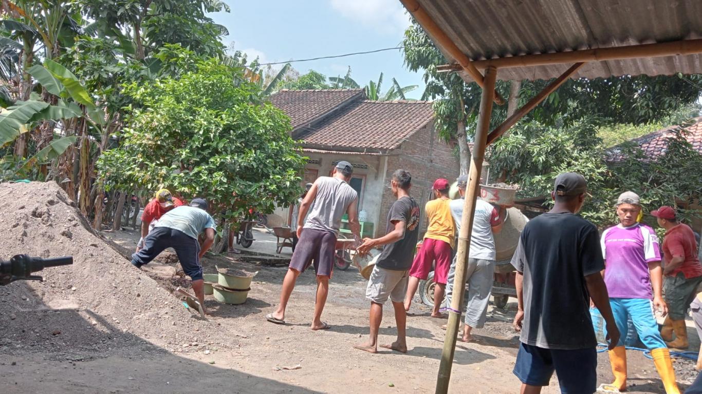 Masyarakat Nambangan Ikuti Kerja Bakti Cor Blok Jalan dengan Semangat