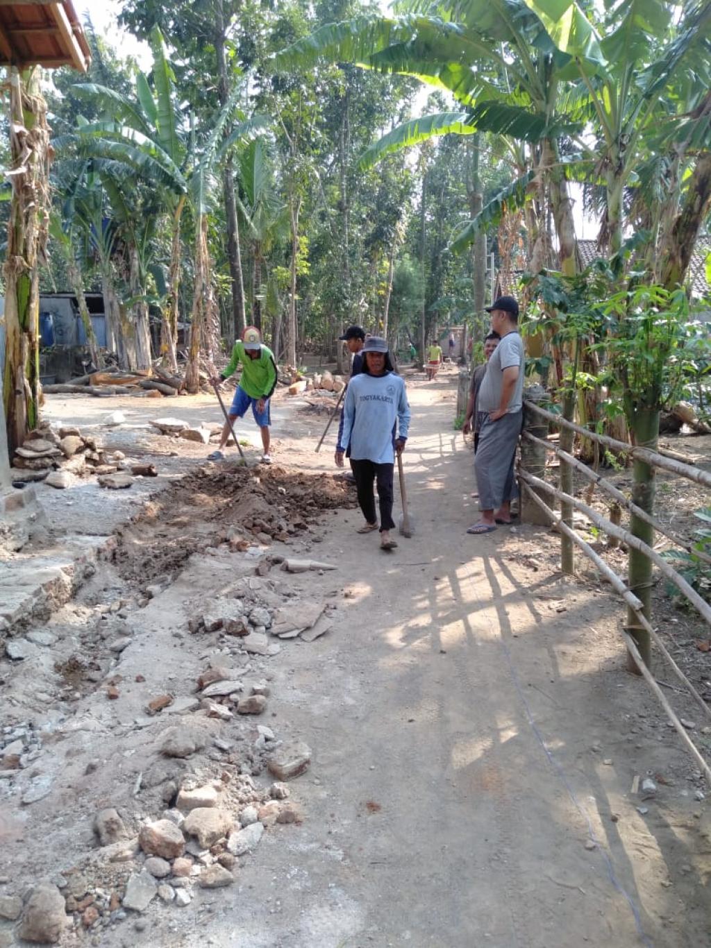 Giat Bersih Warga Nambangan, Gotong Royong bersihkan sepanjang jalan