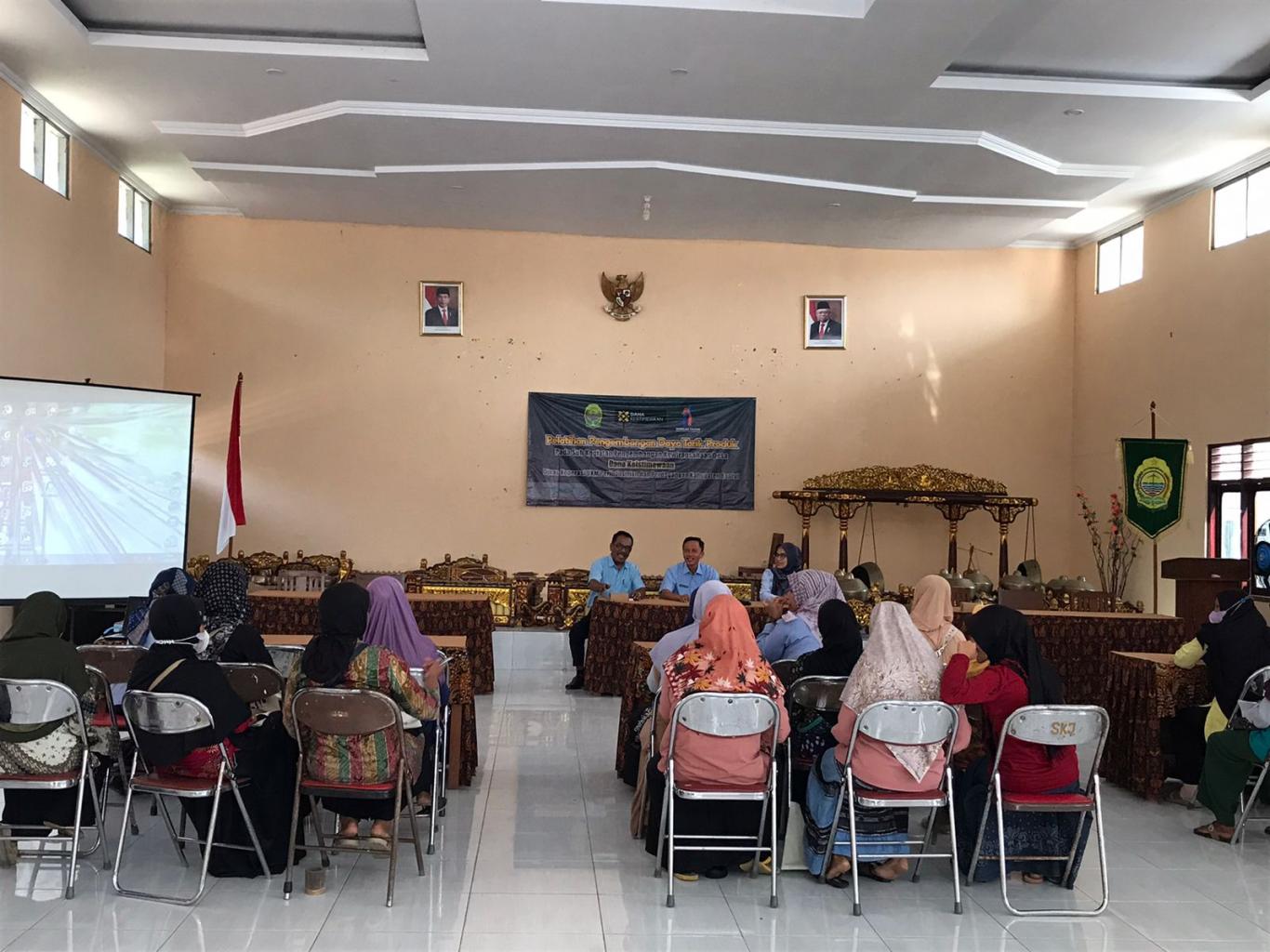 Pelatihan Pengembangan Daya Tarik Produk di Seloharjo