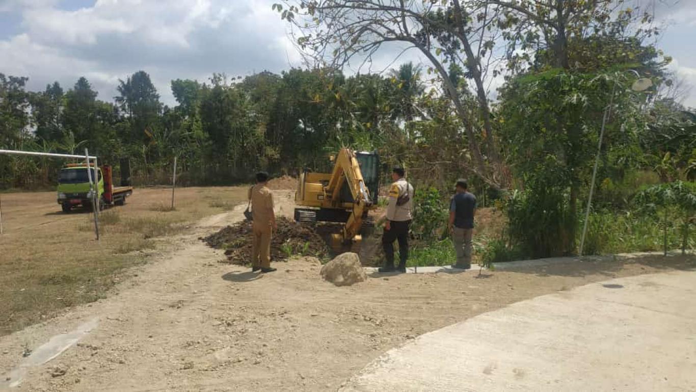 Lurah dan TPK Seloharjo Cek Pembangunan Pelebaran Lapangan Sepak Bola