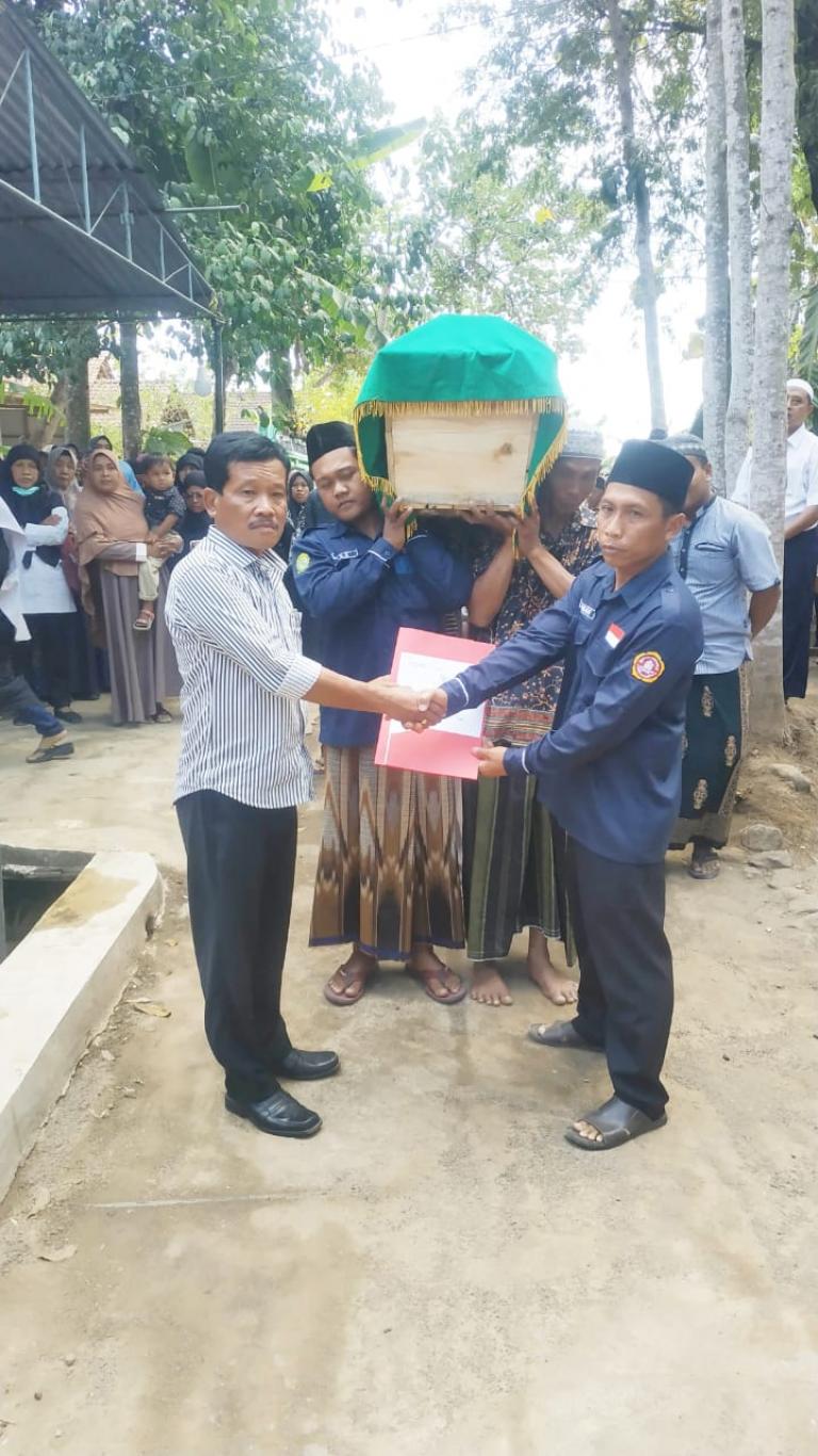 Pemberian Aksi Simpati Pemerintah Kalurahan Seloharjo pada Alm. Kyai Farhan di Padukuhan Boboktempel