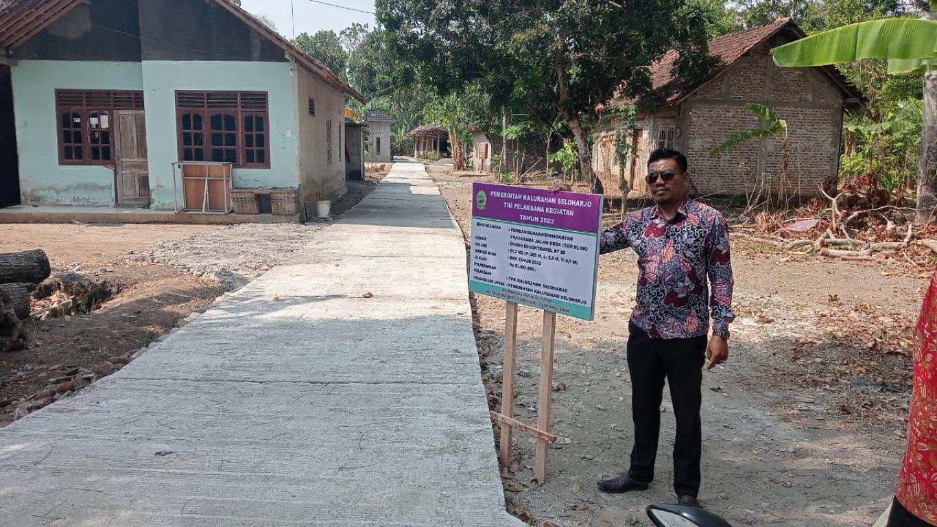 Pemasangan Papan Kegiatan Pembangunan di Padukuhan Nambangan