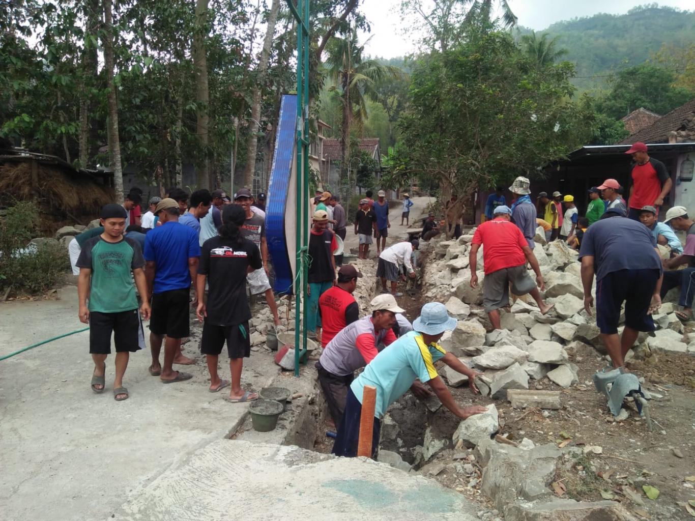 Kerja Bakti Talud Jalan di Padukuhan Boboktempel 