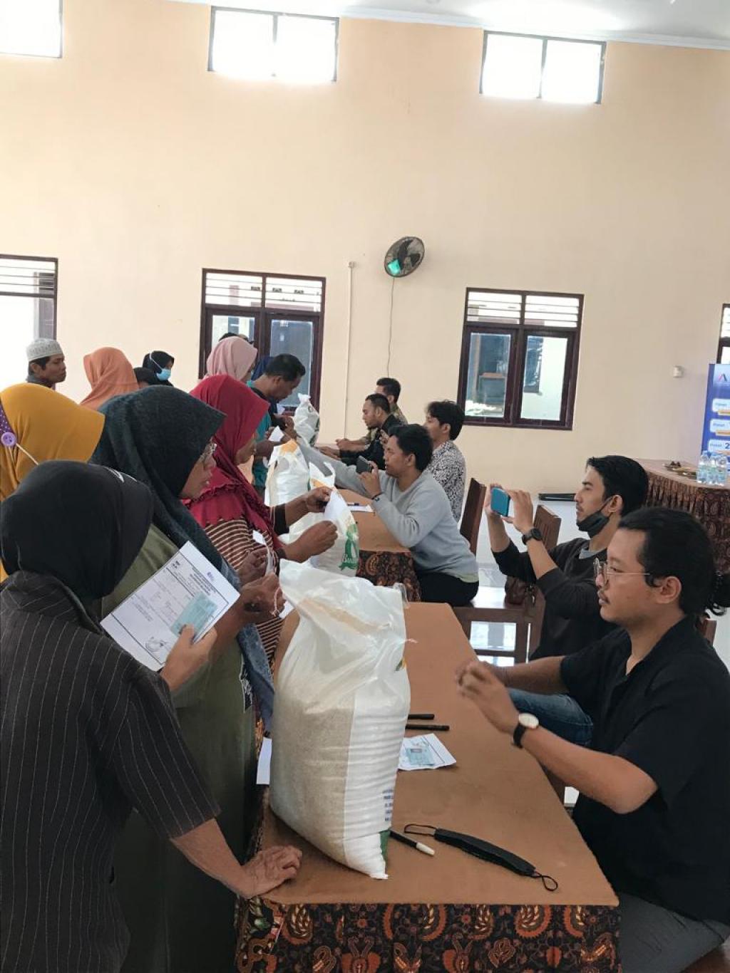 Pembagian Beras Bulog Sebanyak 2.284 KPM