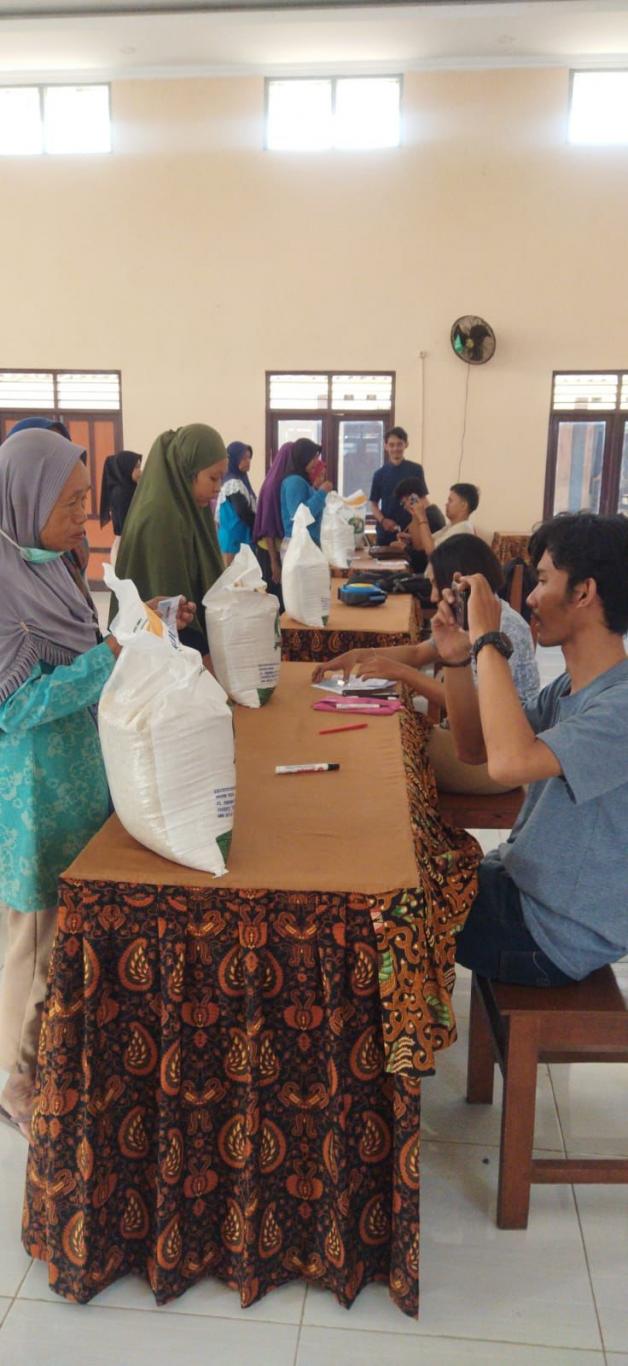 Pembagian Bantuan Beras Bulog 10 Kg sebanyak 2.284 KPM di Seloharjo