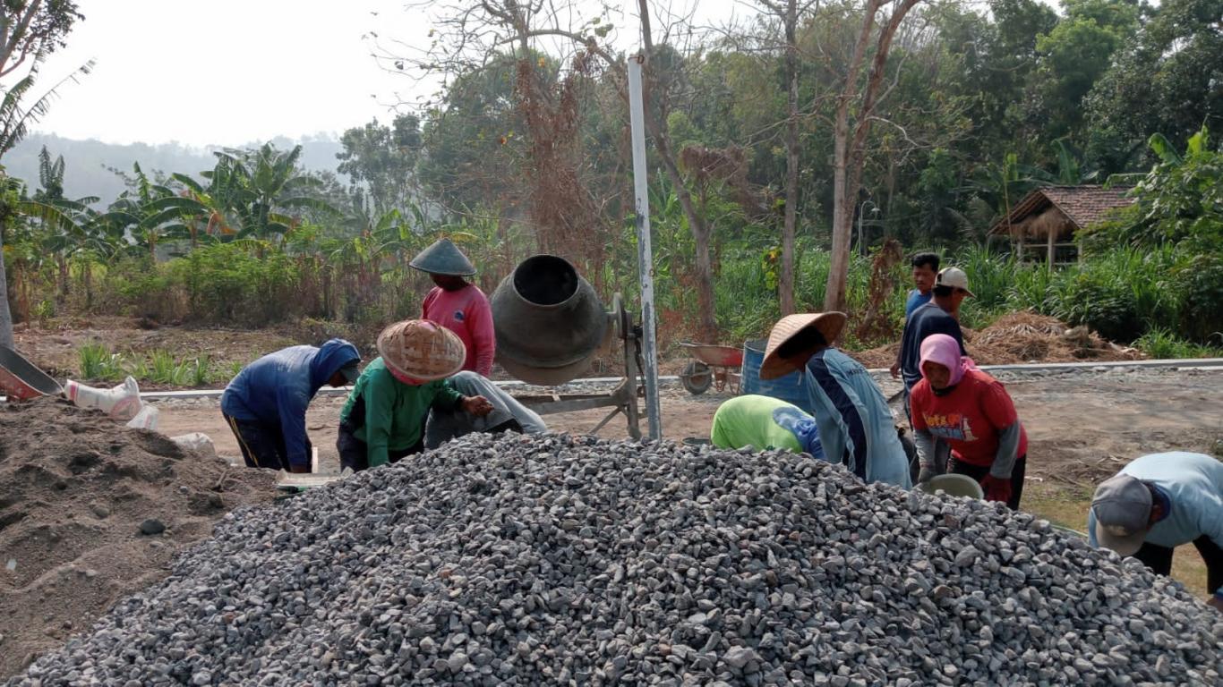 Monitoring Pembangunan Cor Blok Jalan Lapangan di Padukuhan Pentung
