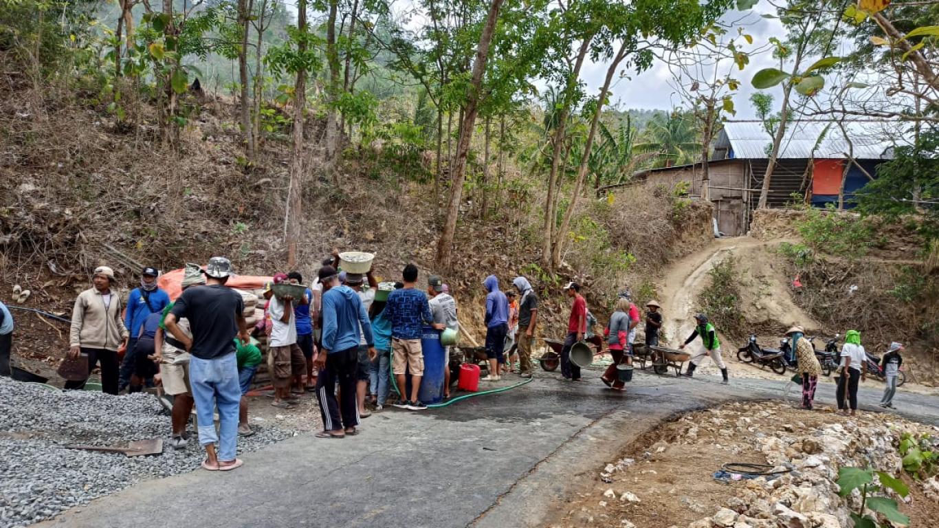 Pelebaran Jalan di Padukuhan Geger