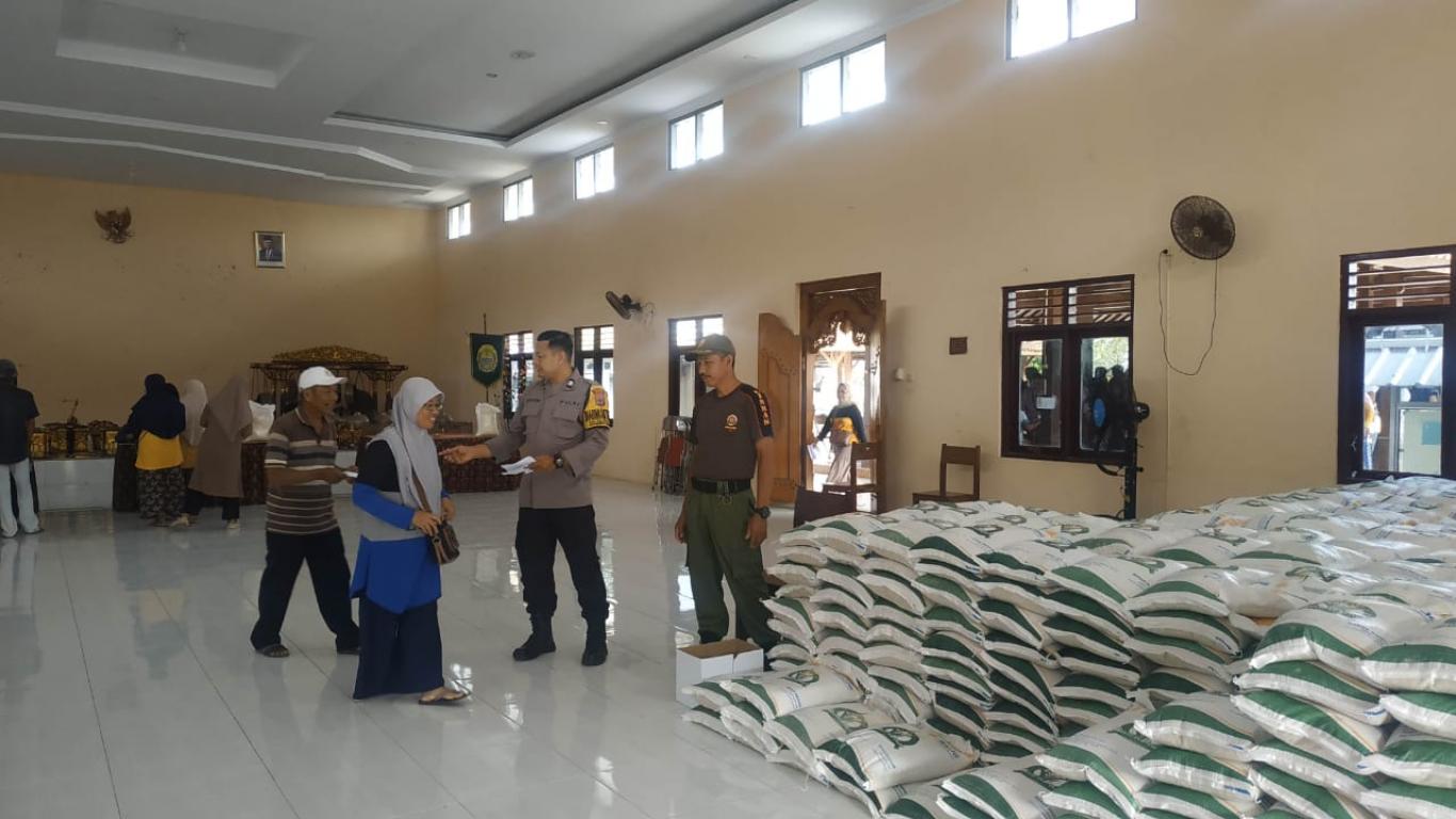 Pembagian Bantuan Beras Bulog 10 Kg sebanyak 2.284 KPM di Seloharjo