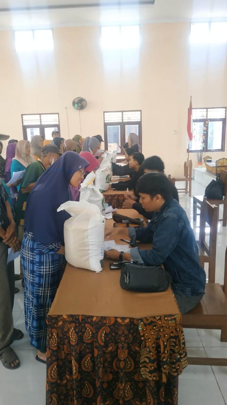 Pembagian Bantuan Beras Bulog 10 Kg  Bulan Desember 2024 di Seloharjo