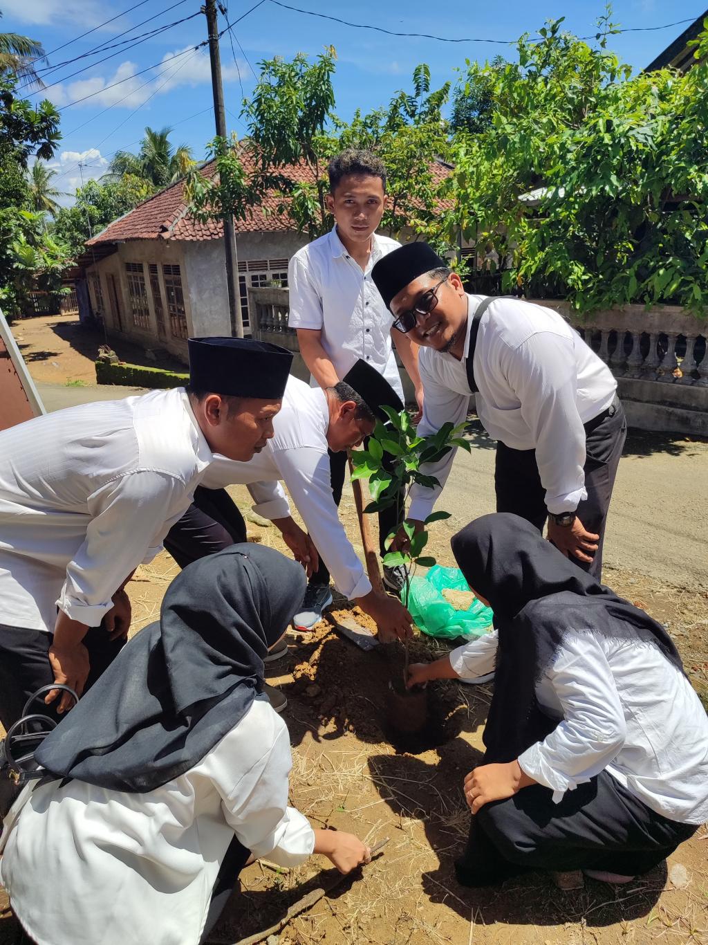Anggota KPPS Wajib Tanam Pohon Seusai Dilantik