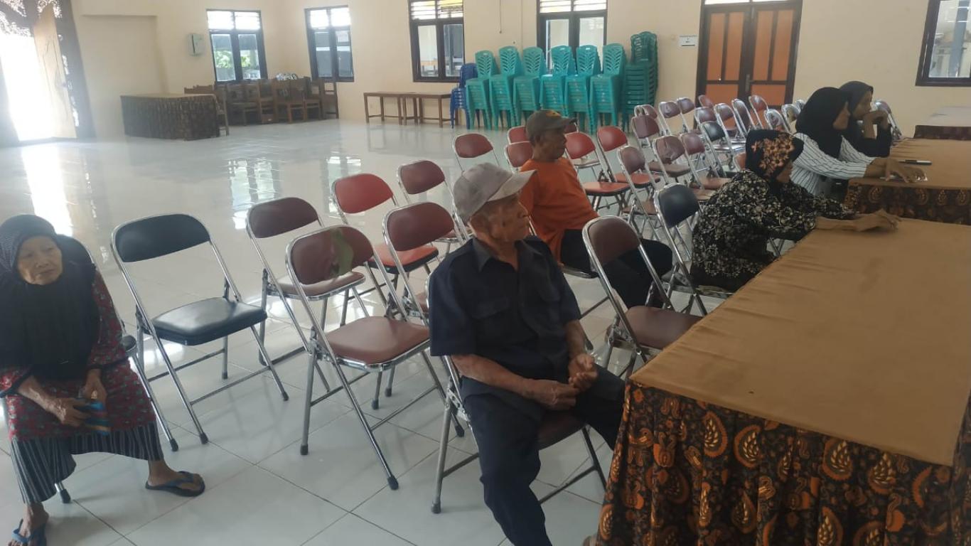 Dinas Sosial Kabupaten Bantul Berikan Jaminan Sosial Lansia di Kalurahan Seloharjo