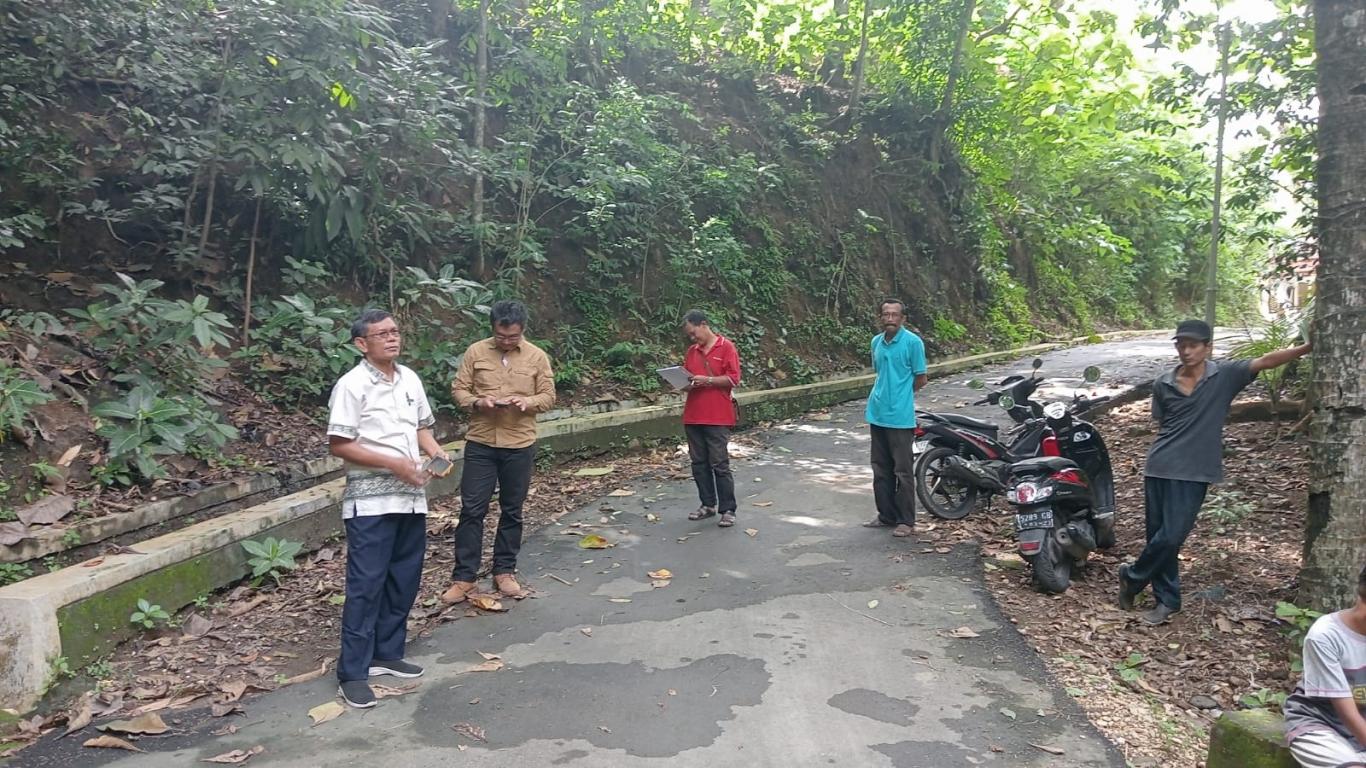 Monitoring dan Verifikasi Lapangan  Bangket Jalan di Padukuhan Ngreco
