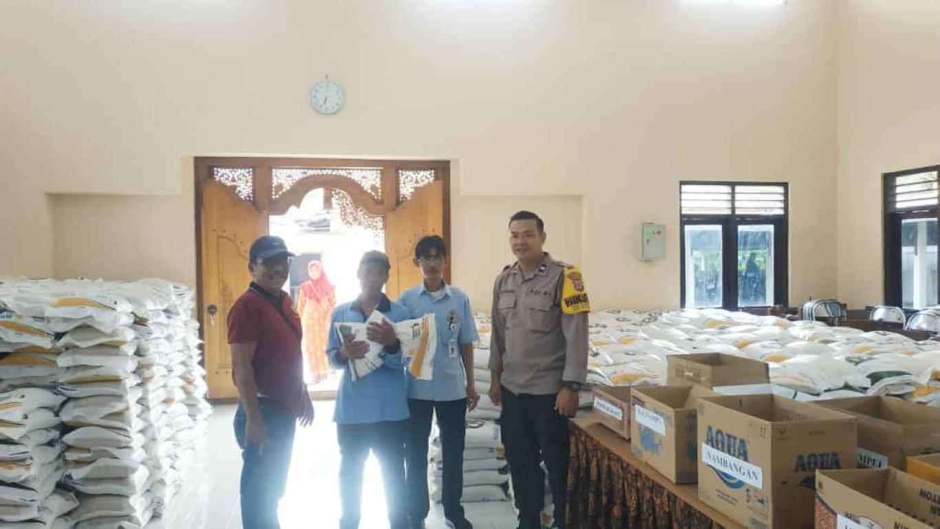 Penyaluran Bantuan Beras Bulog 10 Kg di Kaluarahan Seloharjo