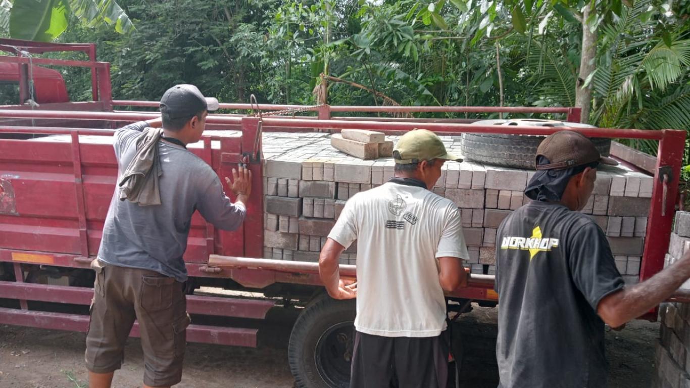 Paving Blok Jalan di Padukuhan Nambangan