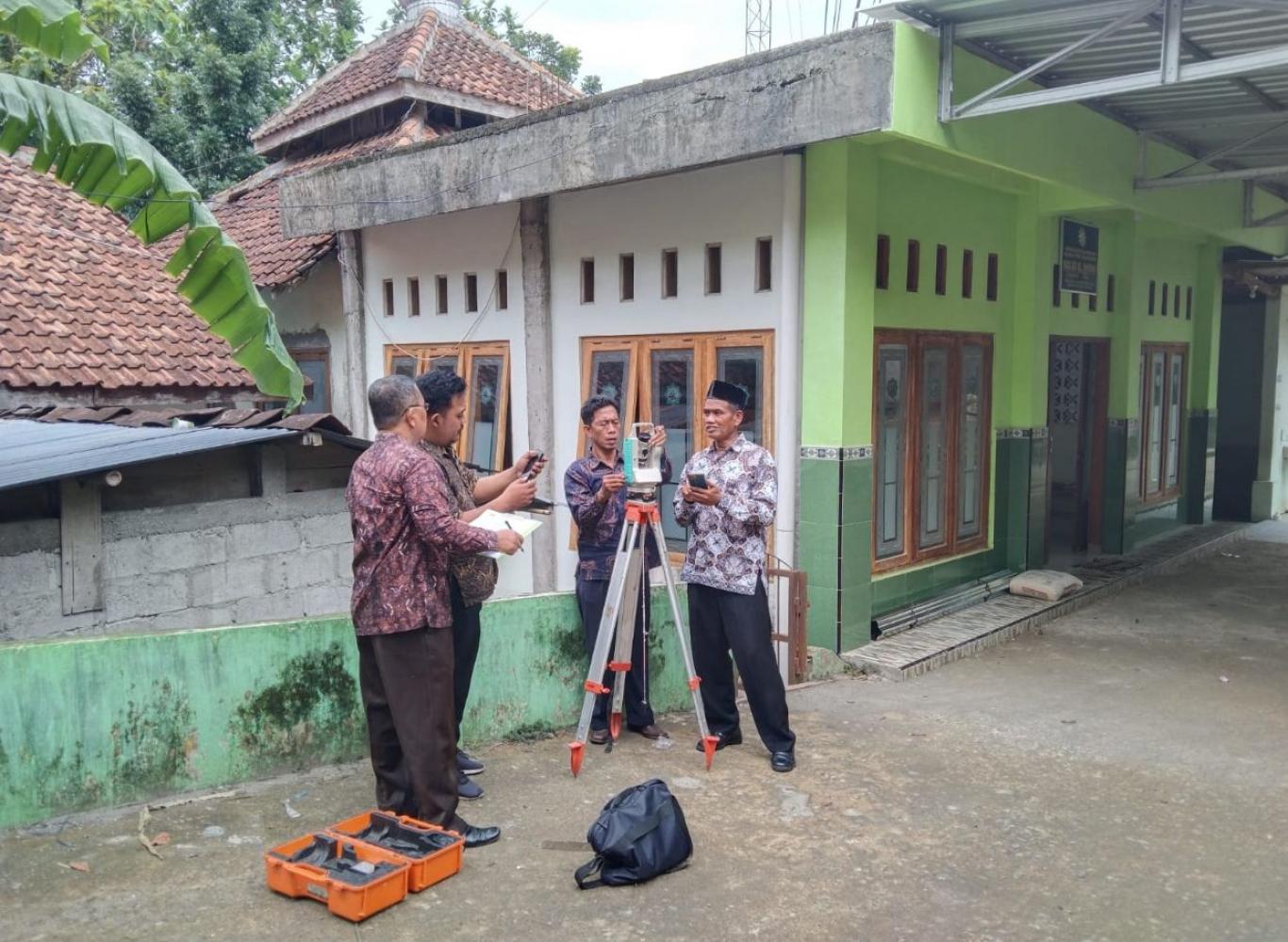 Pengukuran Arah Kiblat Masjid dan Lapangan Padukuhan Geger oleh Kemenag Bantul