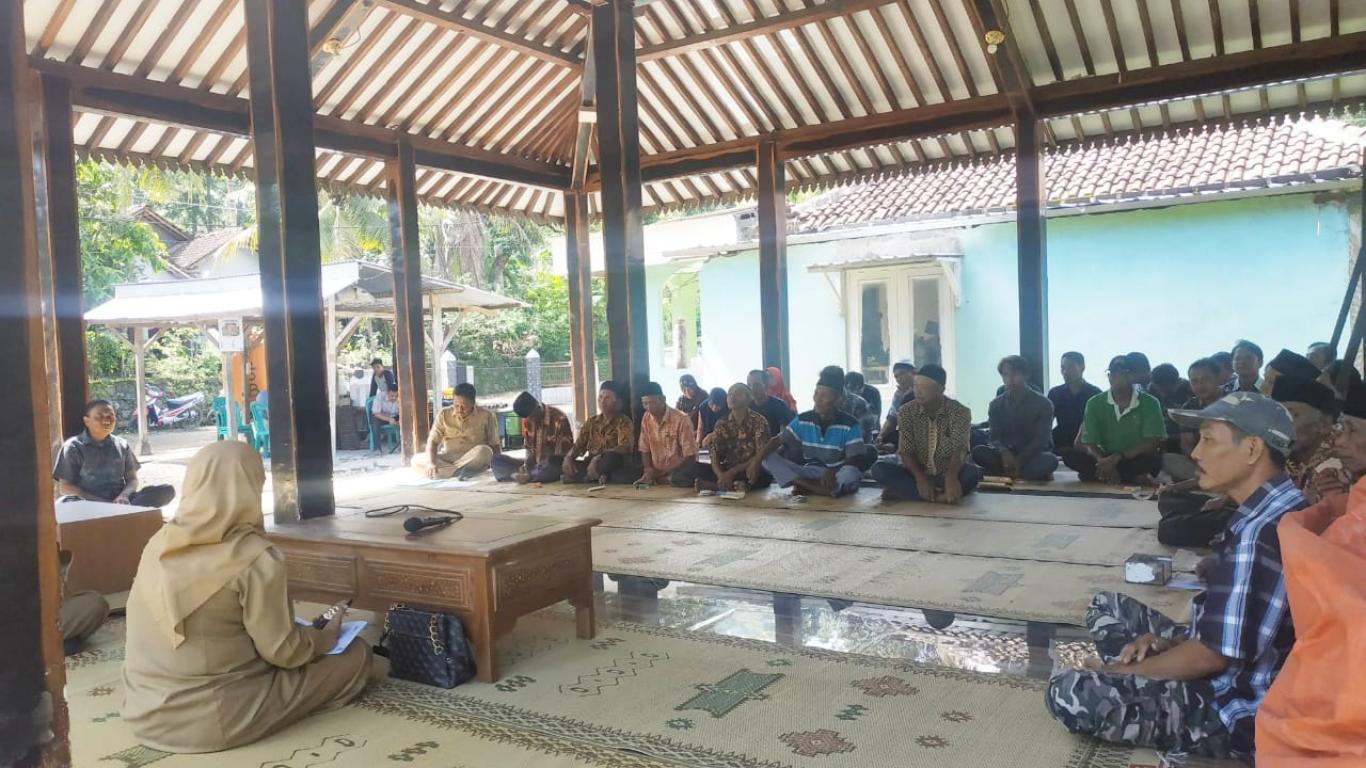 Sosialisasi Padat Karya dari Disnakertrans Kabupaten Bantul di Padukuhan Boboktempel.